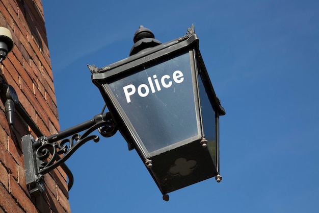 Blaues Polizeischild auf diagonaler Neigung