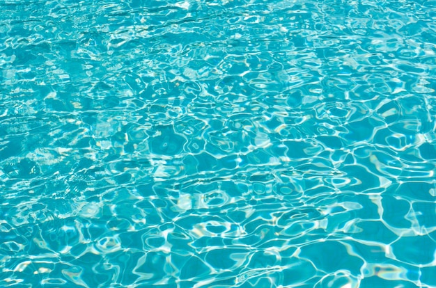 Blaues Poolwasser mit Sonnenreflexionen