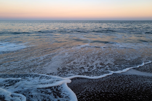 Blaues ruhiges Meer im tropischen Strand Ruhige Ozeanwellen