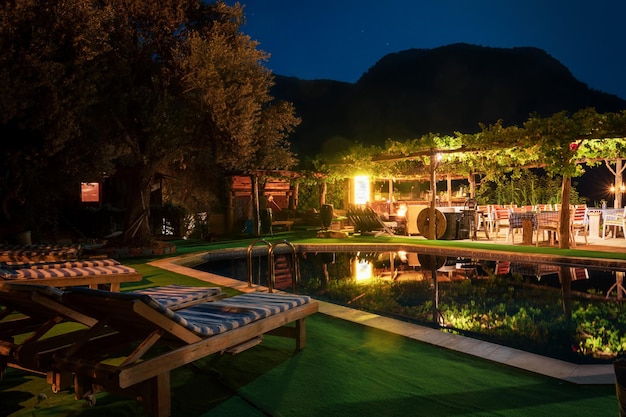 Blaues Schwimmbad mit Lichtreflexionen in der Nacht