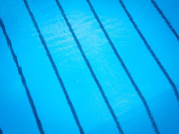 Blaues Schwimmbad mit Wasserlinien