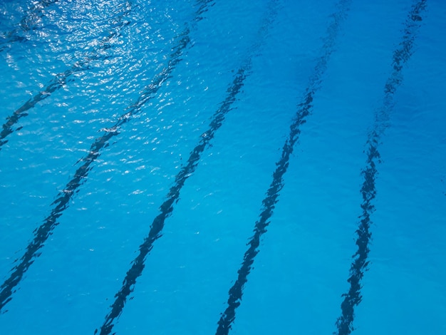 Blaues Schwimmbad ohne Menschen