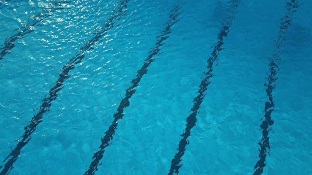 Blaues Schwimmbad ohne Menschen