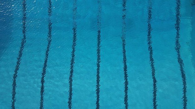 Blaues Schwimmbad ohne Menschen