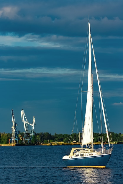 Blaues Segelboot auf der Reise durch Europa. Seereise