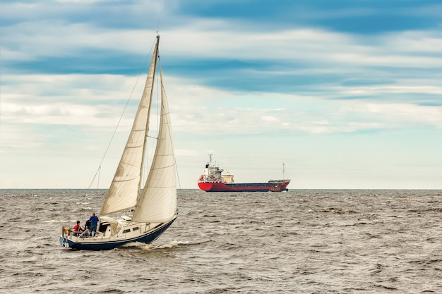 Blaues Segelboot auf Reisen durch Europa. Seereise