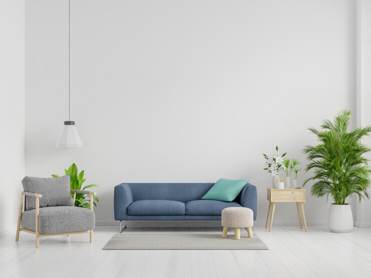 Foto blaues sofa und grauer sessel im geräumigen wohnzimmerinnenraum mit pflanzen und regalen nahe holztisch.
