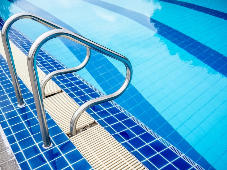 Foto blaues standardschwimmbad.