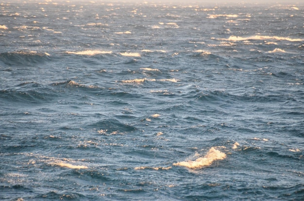 Blaues stilles Meerwasser mit Kräuselung. Natürliche Hintergrund-Foto-Beschaffenheit