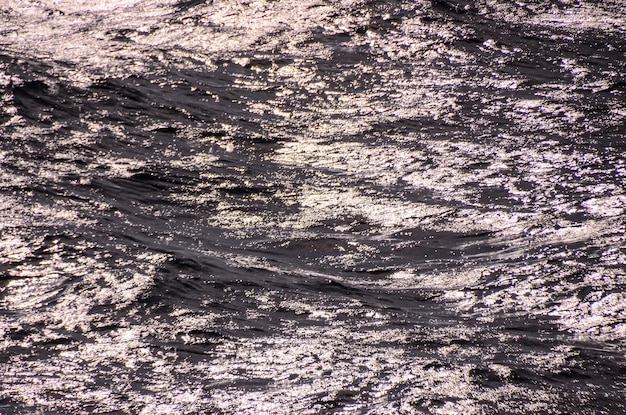 Blaues stilles Meerwasser mit Kräuselung. Natürliche Hintergrund-Foto-Beschaffenheit