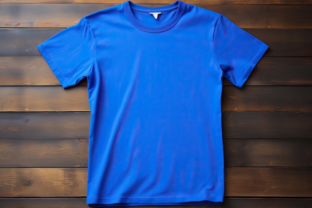 Blaues T-Shirt isoliert auf weißem Hintergrund