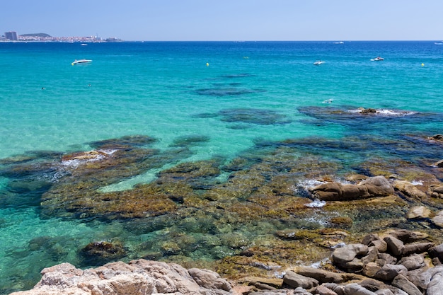 Blaues transparentes Wasser an einem tropischen Strand