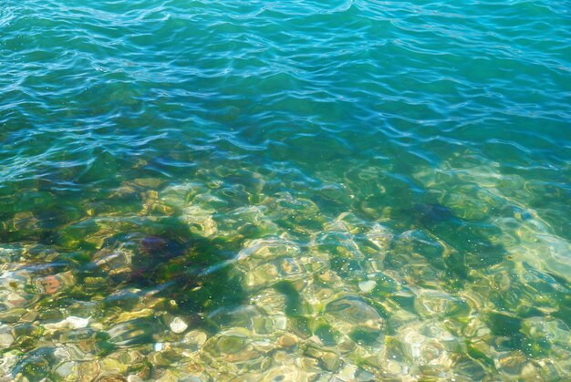 Blaues tropisches Wasser mit Sonnenlichtreflexionen