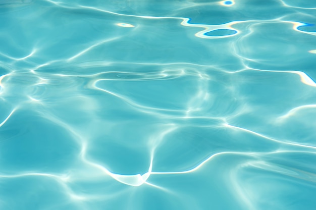 Blaues und helles Kräuselungswasser und Oberfläche im Swimmingpool, schöne Bewegung leichte Welle im Pool