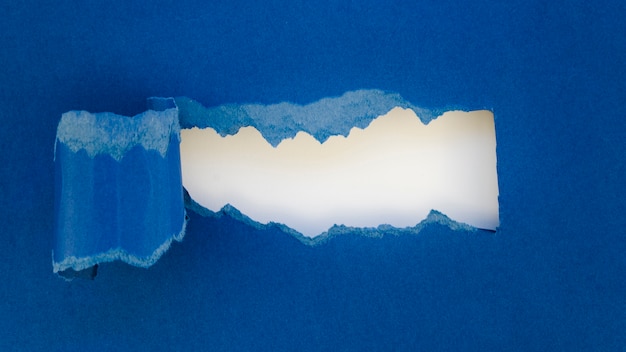 Foto blaues und weißes zerrissenes papier