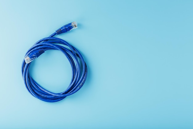 Blaues UTP-Internetkabel isoliert auf blauem Hintergrund Ethernet-Kabel