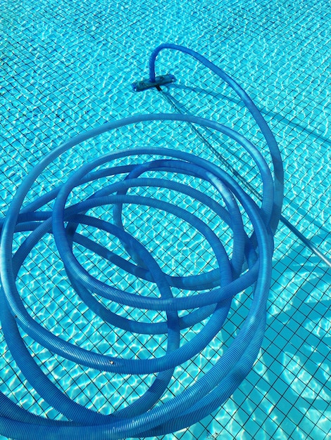 Foto blaues wasser in einem schwimmbad mit einem blauen schlauch