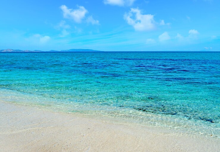 Foto blaues wasser in fiume santo an einem bewölkten tag