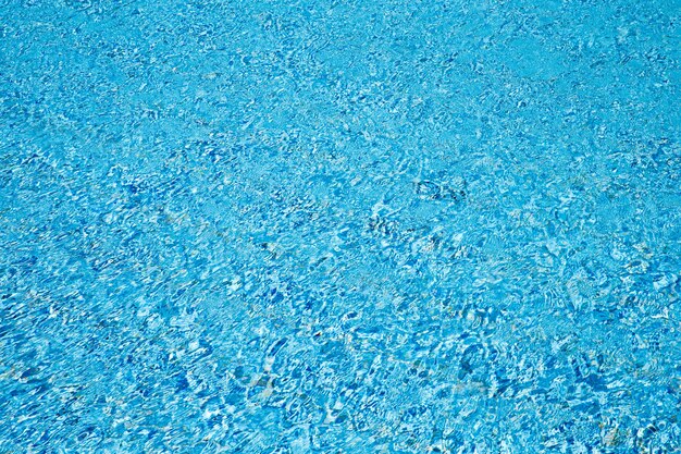 Blaues Wasser mit Sonnenreflexionen