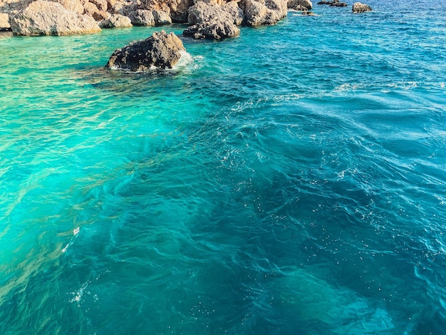 Blaues Wasser mit sprudelndem Schaum an der Meeresküste für Touristen zum Entspannen im Resort und zur Erholung in einem heißen Land