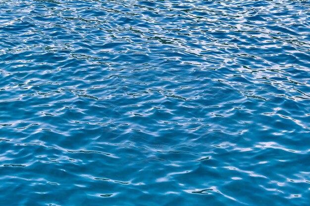 Foto blaues wasser mit wunderschönen wellen
