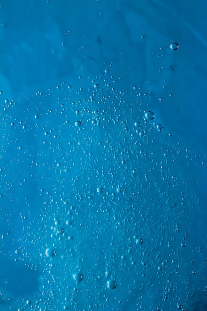 Blaues Wasser Textur als Wasserhintergrund Natur und Wissenschaft Konzept Hautpflege Kosmetik und Hygiene m ...