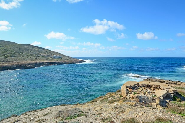 Blaues Wasser und Felsen in Argentiera Sardinien