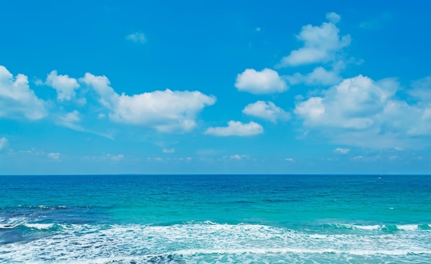 Blaues Wasser und Wellen in Sardinien