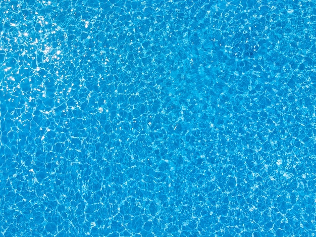 Foto blaues zerrissenes wasser im schwimmbad