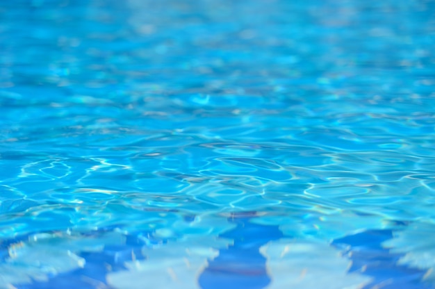 Blaues zerrissenes Wasser im Schwimmbad