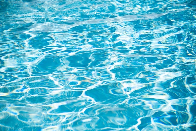 Blaues zerrissenes Wasser im Swimmingpool, Wasserbeckenbeschaffenheit und Oberflächenwasserhintergrund.