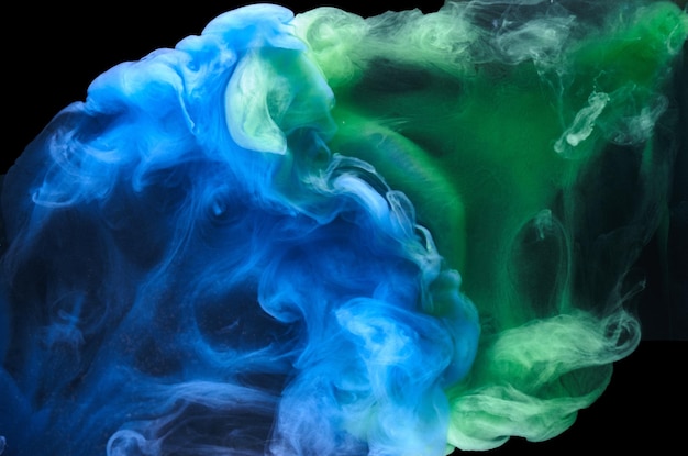 Blaugrüner Rauch auf schwarzem Tintenhintergrund bunter Nebel abstraktes wirbelndes Ozean-Meer-Acrylfarbe-Pigment unter Wasser