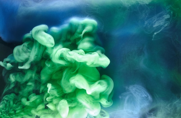Blaugrüner Rauch auf schwarzem Tintenhintergrund bunter Nebel abstraktes wirbelndes Ozean-Meer-Acrylfarbe-Pigment unter Wasser