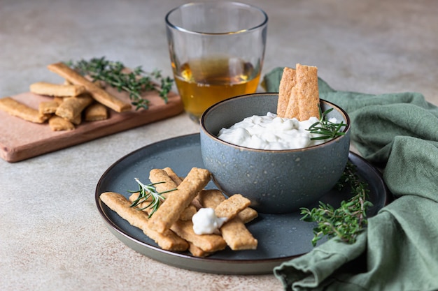 Blauschimmelkäse-Dressing oder Dip-Sauce mit Rosmarin und Lebkuchenplätzchen.