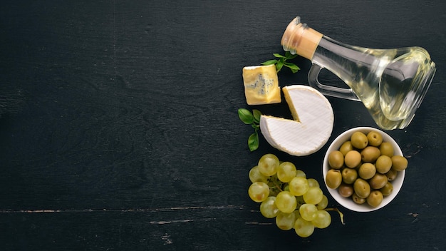 Blauschimmelkäse Käse mit Mehltau Draufsicht auf Holzhintergrund Freier Kopierplatz