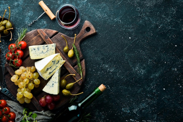 Blauschimmelkäse mit Schimmel auf altem Tisch mit Gewürzen Draufsicht Freier Platz für Ihren Text