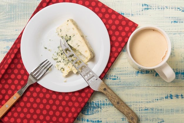 Blauschimmelkäse und eine Tasse Kaffee mit Milch