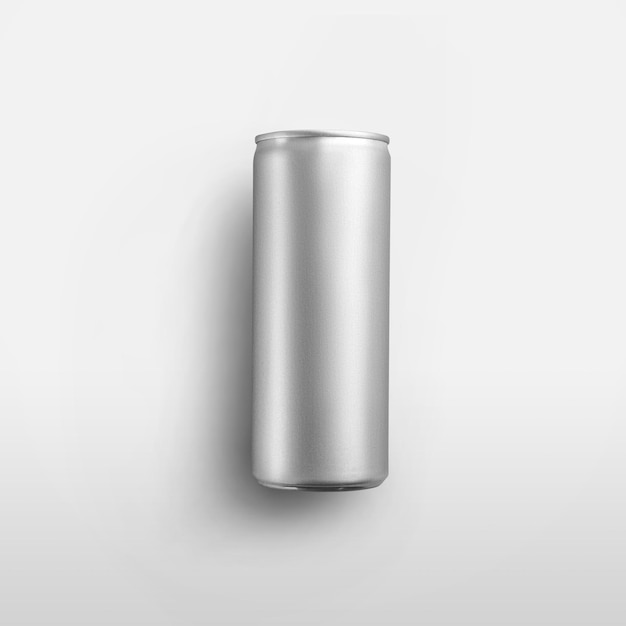 Blechdose Metallflasche mit Wassertropfen isoliert auf weißem Hintergrund