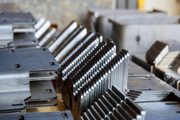 Blechprodukt nach der Bearbeitung auf einer Biegemaschine. Herstellung von Befestigungen aus Metall für den Bau.