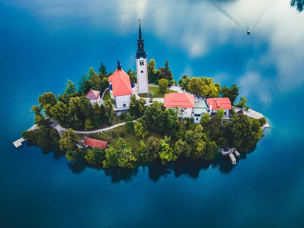 Bled Eslovenia Vista aérea de la hermosa Iglesia de peregrinación de la Asunción de María en una pequeña isla en el lago Bled