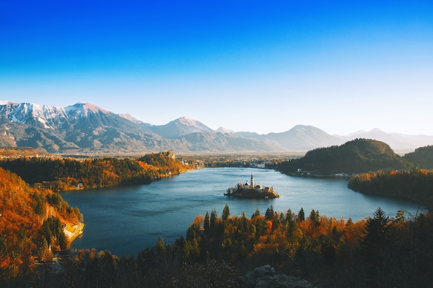 Bled See bei Sonnenaufgang Dezembermorgen auf dem See im Morgengrauen Herbstwinter in Slowenien Europa