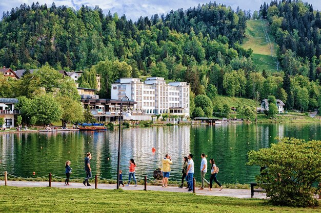 Bled, Slowenien - 28. April 2018: Passanten am Bleder See, Slowenien