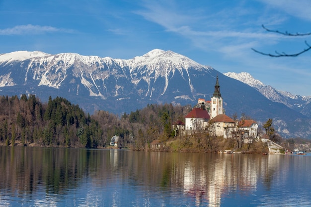 Bleder See gegen schneebedeckte Berggipfel im Frühjahr Slowenien Europa