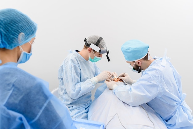 Blefaroplastia, operación de cirugía plástica para corregir defectos, deformidades y desfiguraciones de los párpados.