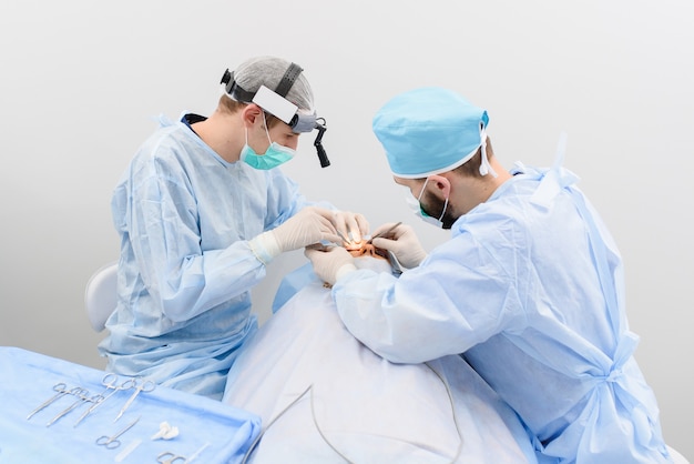Blefaroplastia, operación de cirugía plástica para corregir defectos, deformidades y desfiguraciones de los párpados.