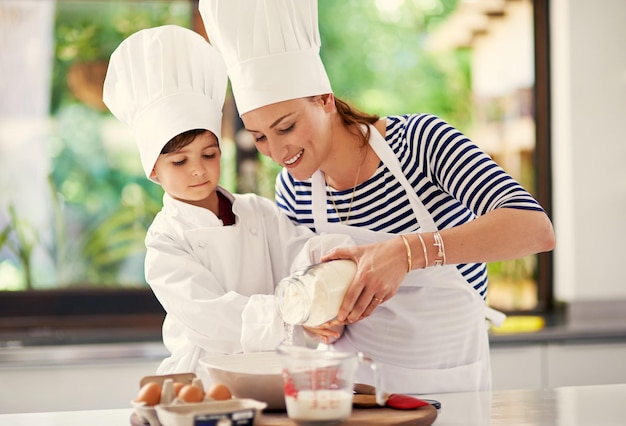 Bleib ruhig und backe weiter Aufnahme einer Mutter und ihres Sohnes, die in der Küche backen