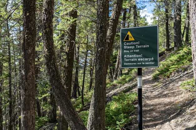 Bleiben Sie auf dem Wegweiser am Tunnel Mountain Trail. Banff-Nationalpark, kanadische Rocky Mountains.