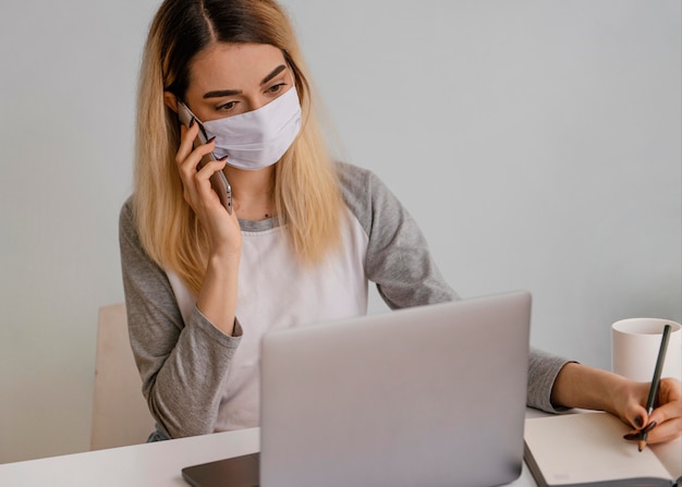 Foto bleiben sie drinnen frau arbeiten von zu hause aus