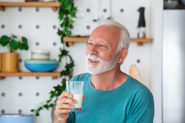 Bleiben Sie hydratisiert, halten Sie den Salz- und Wasserhaushalt aufrecht, verhindern Sie Austrocknung. Glücklicher, gesunder älterer Mann, der ein Glas frisches Wasser hält