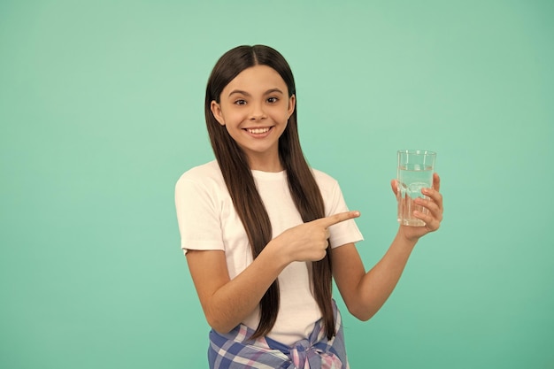 Bleiben Sie hydratisiert, halten Sie ein Glas Mineralwasser, Ihr Kind hat Durst